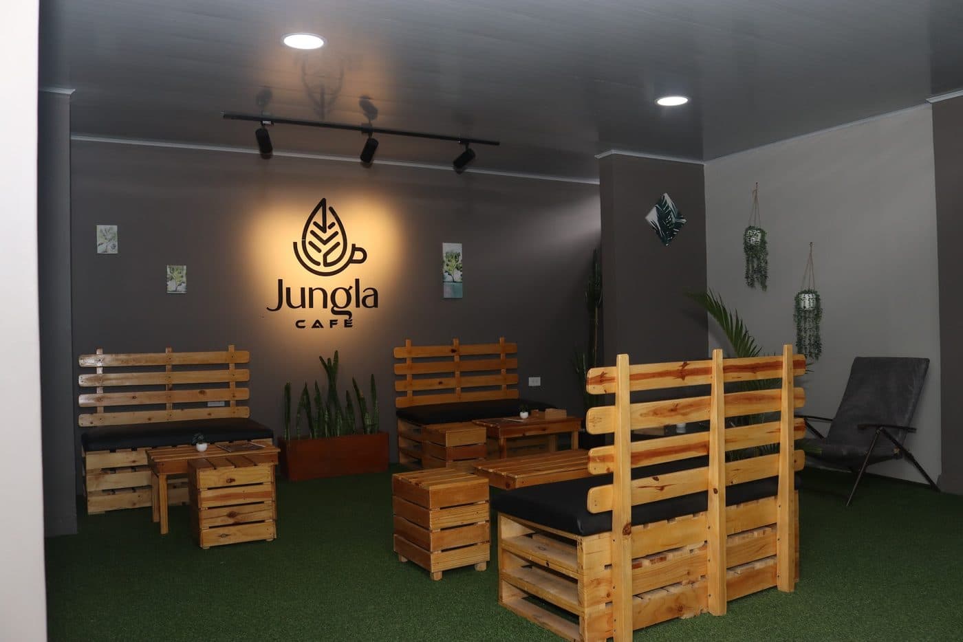 Logo iluminado de Jungla Café
