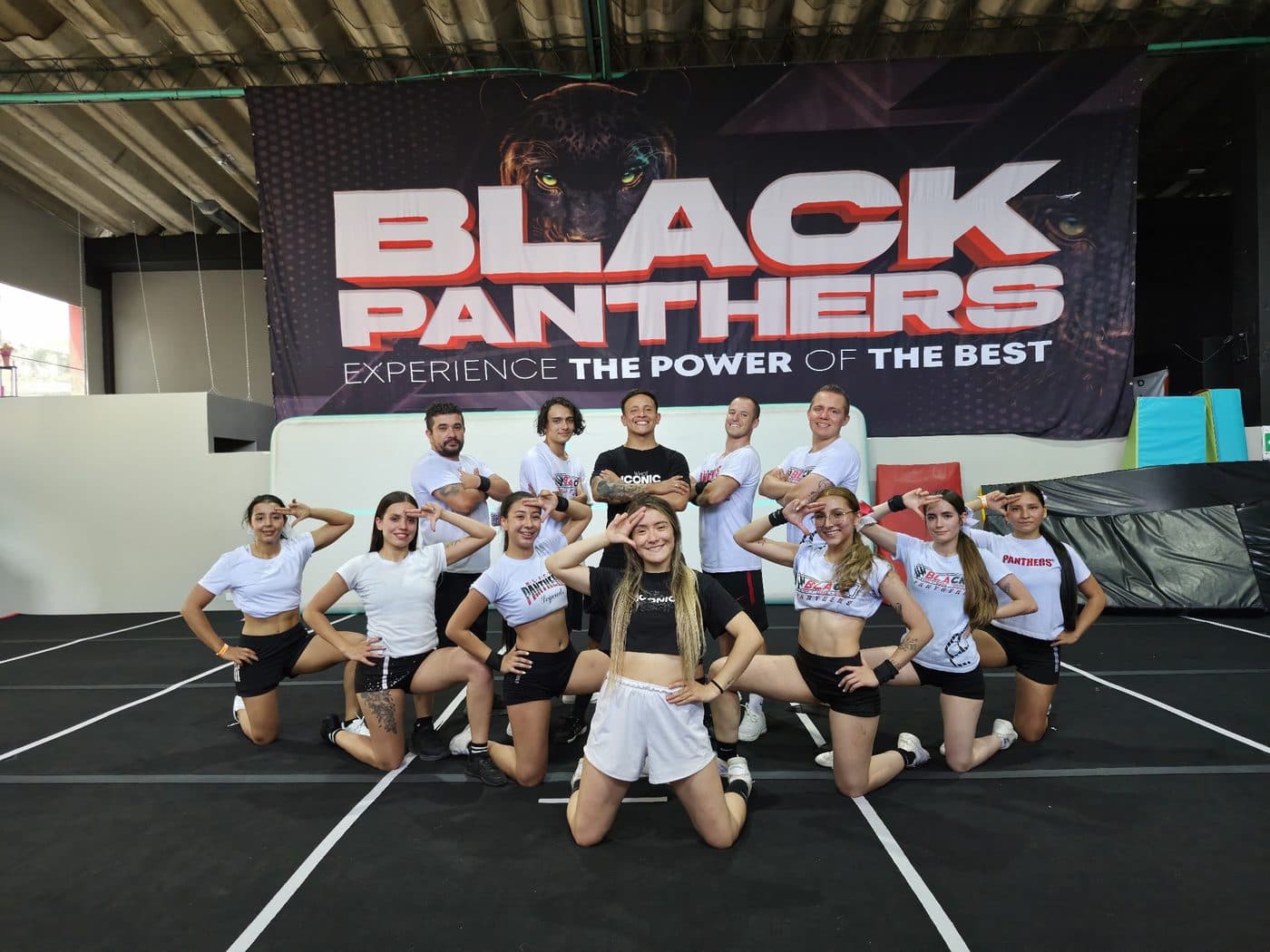 Atletas de Black Panthers posando