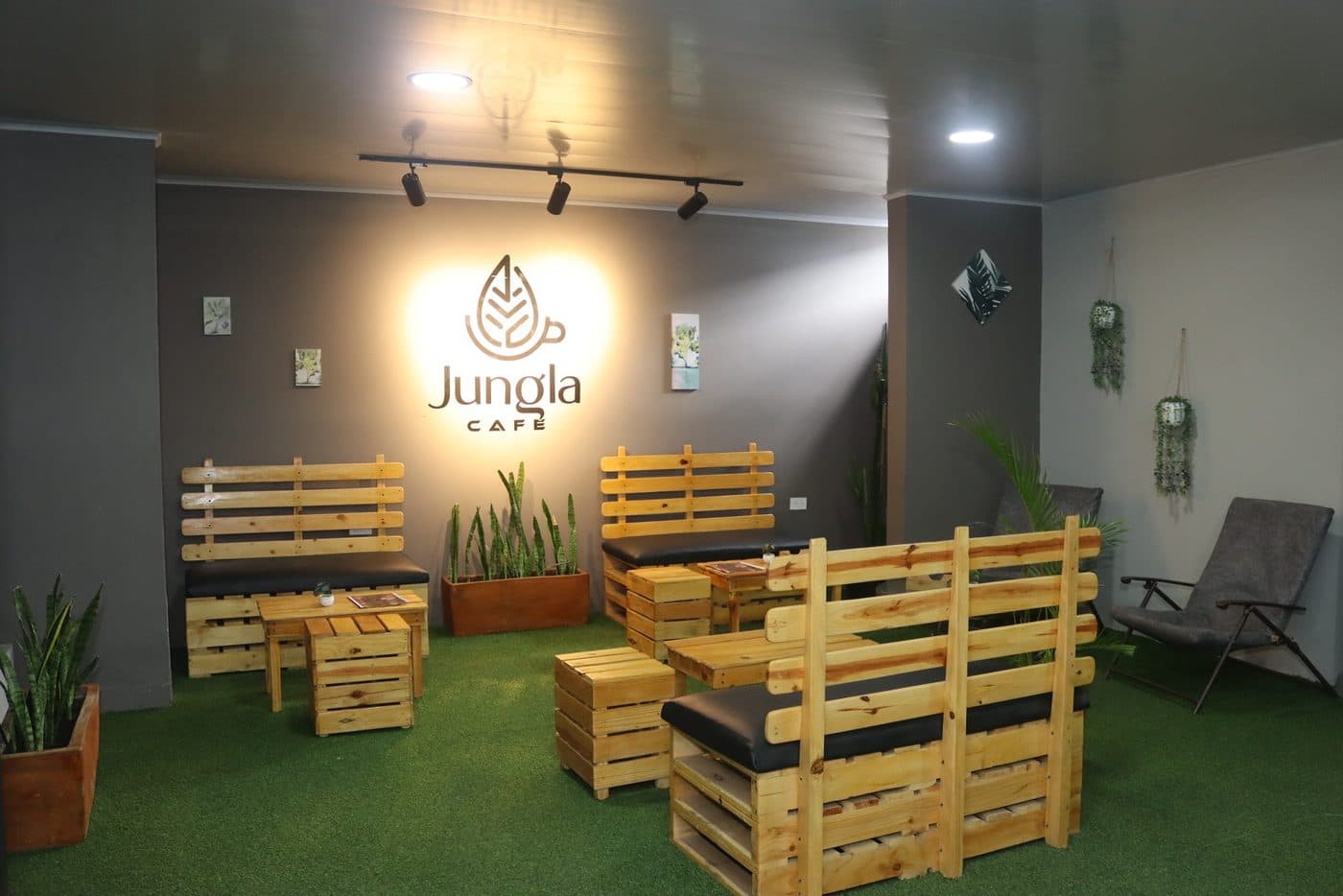 Mesas de madera de la cafetería