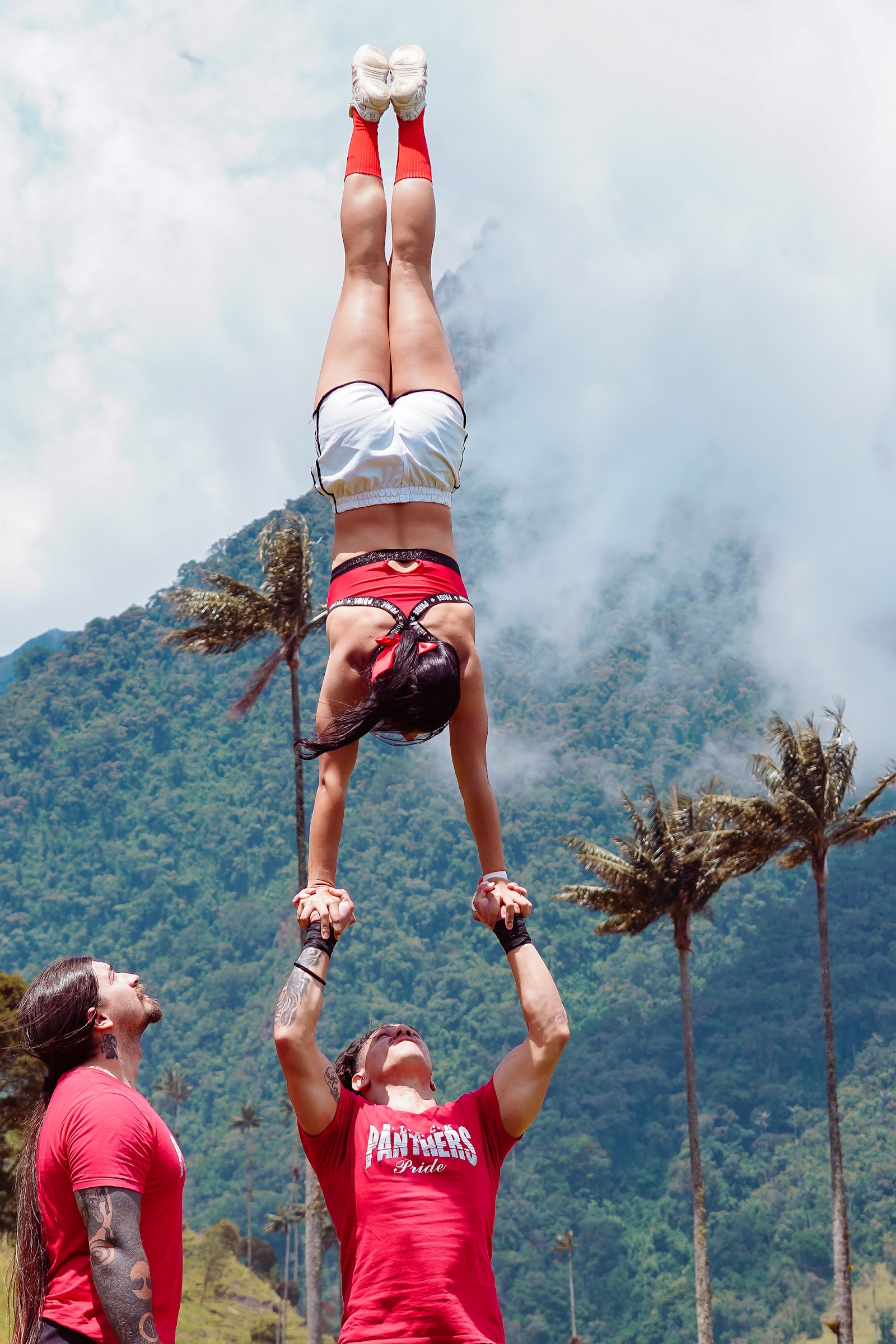 Atleta de tumbling en pleno back handspring